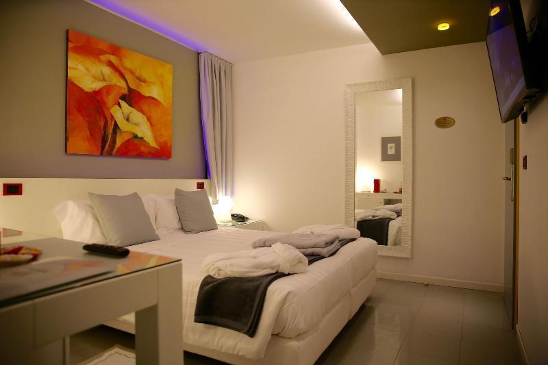 Monaco Suites Hotel لينانو سابيادورو المظهر الخارجي الصورة